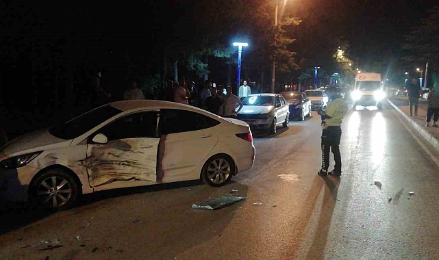 Otomobil Park Halindeki 3 Araca Çarptı, Kaza Sonrası Sürücü Kayıplara Karıştı