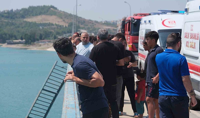 Otomobilde bulunan bir aile, köprüden düşerek Seyhan Baraj Gölü&#039;nde kayboldu