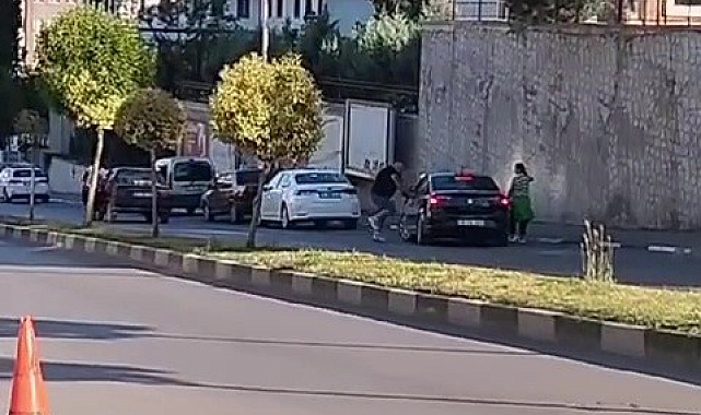 Otomobili tekmeledi, sürücüyü yumrukladı