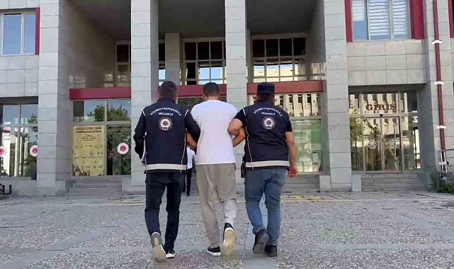 Otomobilin bagajında bir göçmen yakalandı