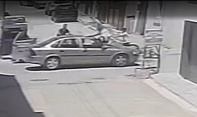 Otomobilin çarptığı bisikletli çocuk metrelerce havaya uçtu