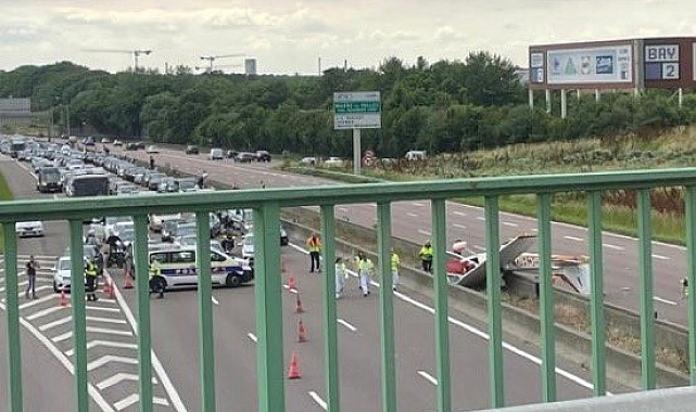 Otoyola uçak düştü 3 kişi öldü