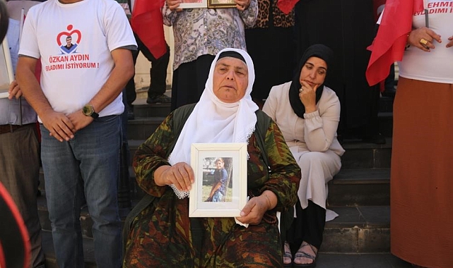 PKK&#039;nın elinde olan kızın oturma eyleminde olan ailesine müjdeli haber geldi