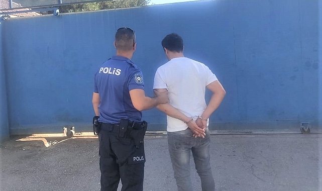 Polis, 8 suç kaydı bulunan 4 yıl 15 gün hapis cezası ile aranan firariyi yakaladı