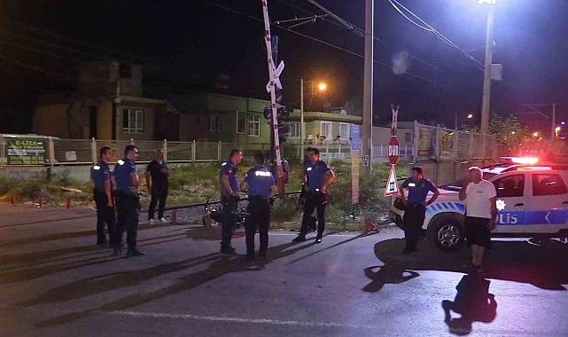 Polisin &#039;dur&#039; ihtarına uymayıp hemzemin geçitten kaçmak istediler