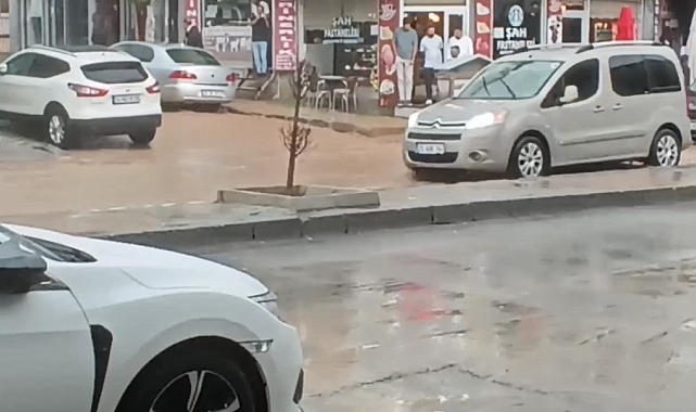 Sağanak sele neden oldu, caddeleri su bastı