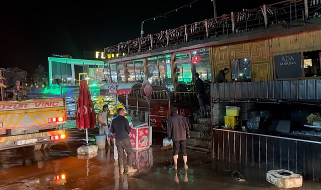 Sağanak yağış tekne kafeyi sürükledi