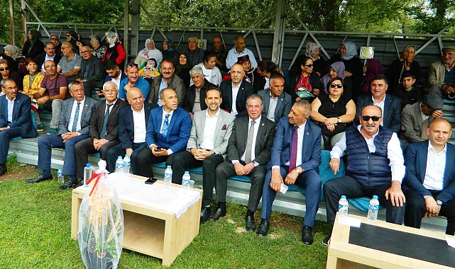 Sağanak yağmur altında festival coşkusu