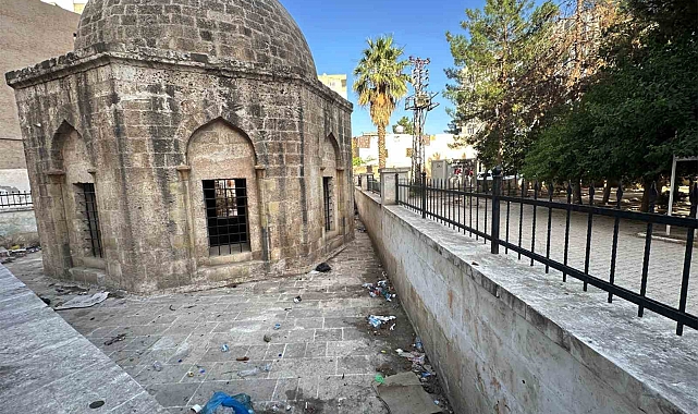 Şahkulubey Kümbeti avlusunda çöp birikintisi oluştu