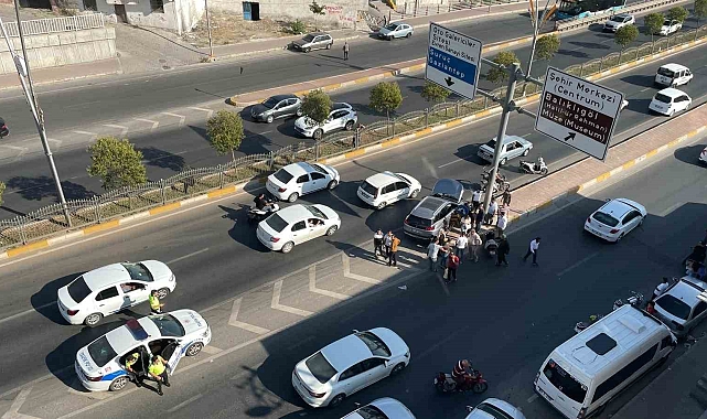 Şanlıurfa&#039;da kontrolden çıkan aracın refüje çarptı