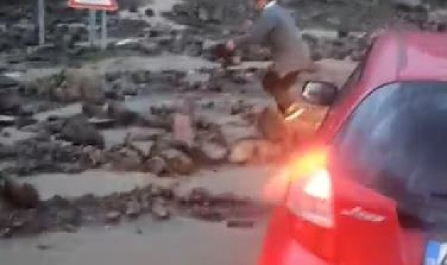 Sel ve heyelan kayaları parçaladı, trafik durdu