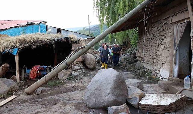 Selden dolayı zarar gören yerleşim yerlerinde vatandaşların yaralarını sarıyor
