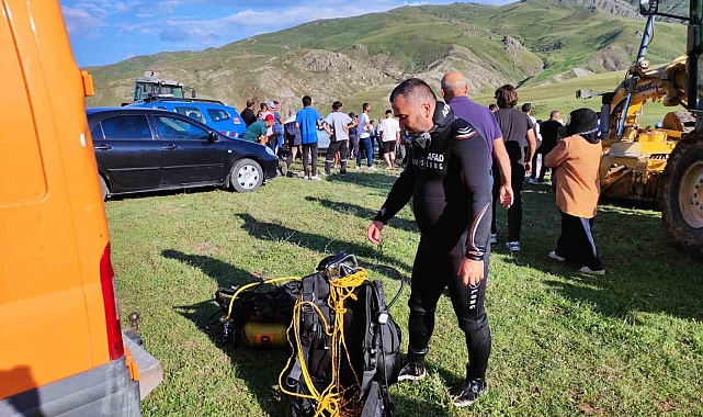 Serinlemek için gölete giren 4 çocuktan 1&#039;i kayboldu