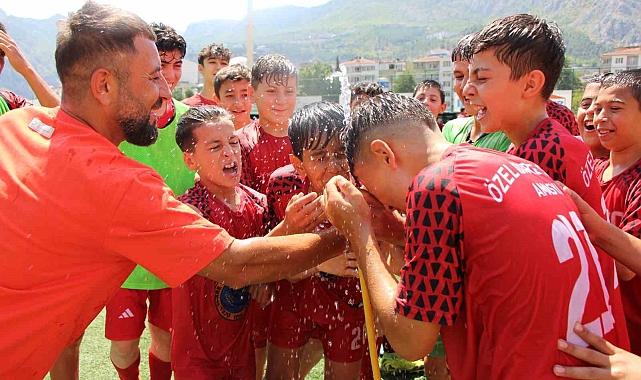 Sıcak havyada antrenman yapan küçük futbolcular, hortumla serinledi