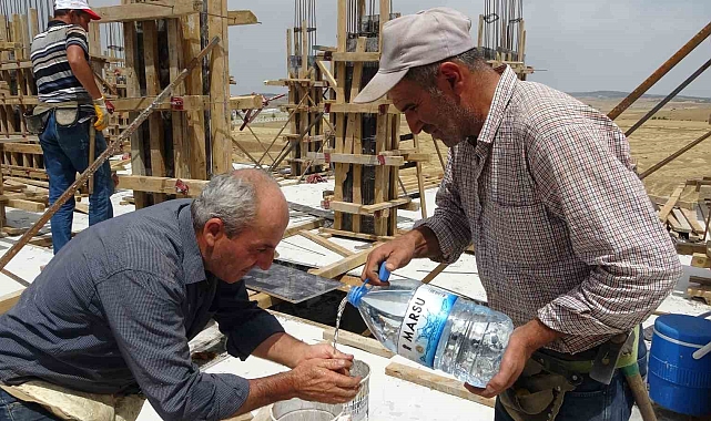 Sıcaklığın 10 derece birden arttığı Kütahya&#039;da işçilerin zorlu mesaisi