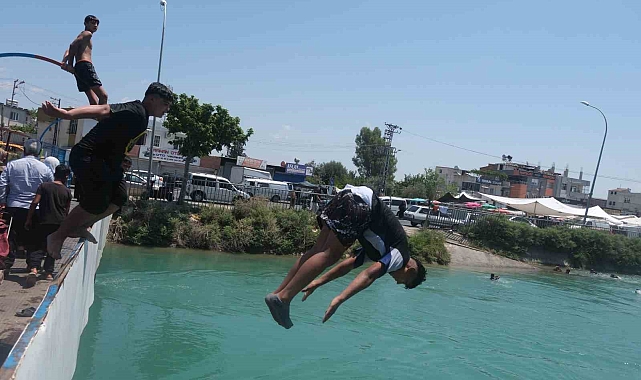 Sıcaklık 44 dereceye ulaştı, çocuklar kanallara koştu