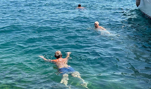 Sıcaktan bunalanlar boğazın serin sularına atladı