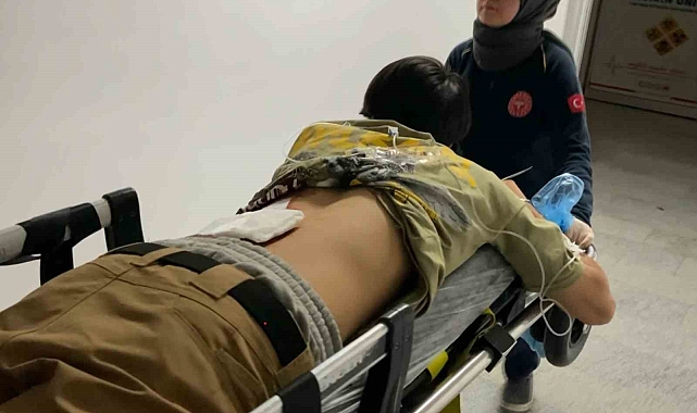 sigara isteyen 2 kişiye sigarası olmadığını söyleyen yabancı uyruklu şahıs sırtından bıçaklandı