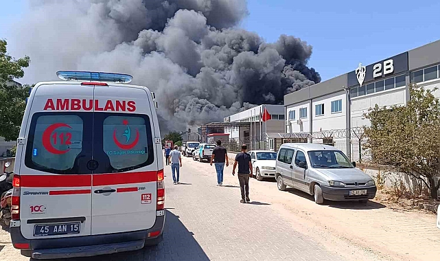 Sigortadan çıkan kıvılcım, plastik fabrikasında yangına sebep oldu