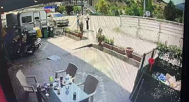 Silahlı saldırıdan saniyelerle kurtuldu