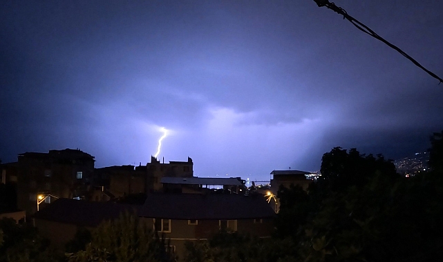 Şimşekler geceyi aydınlattı