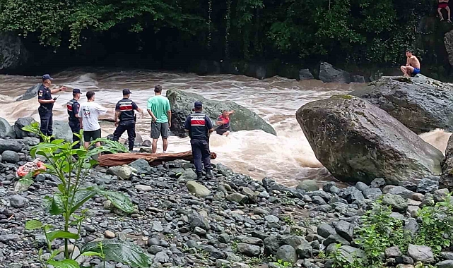 Su seviyesi yükselince kayalar üzerinde mahsur kaldılar