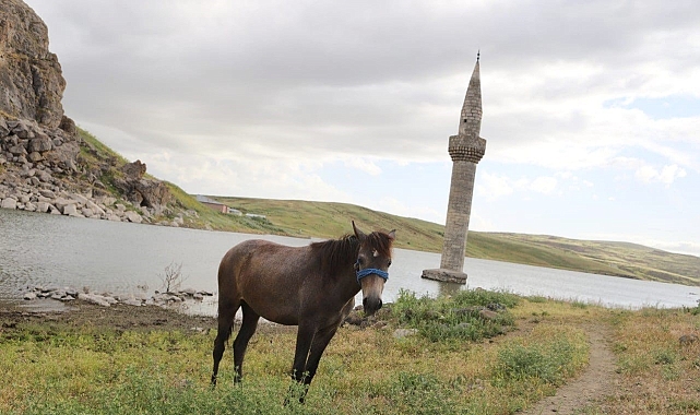 Sular altında kalan minare, yerli ve yabancı ziyaretçileri tarafından ilgi görüyor