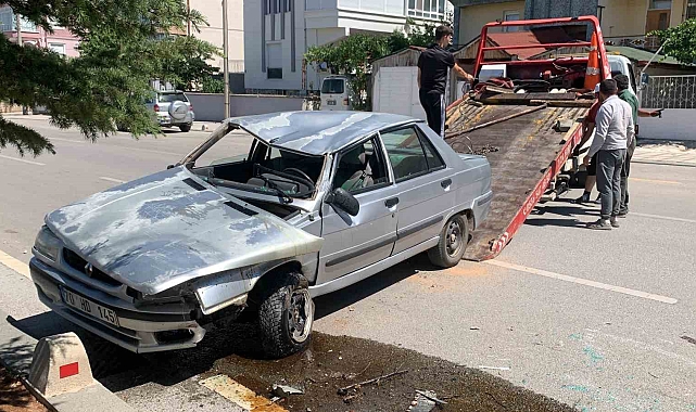 Takla atarak ters dönen otomobilin sürücüsünü çevredeki vatandaşlar çıkardı
