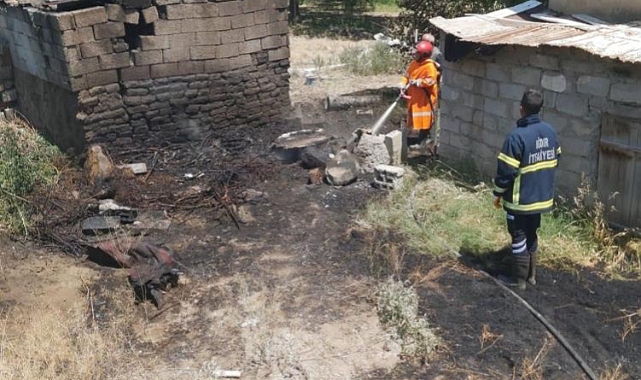 Tandır damında çıkan yangın büyümeden söndürüldü