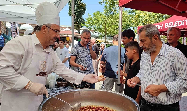 Tarihi Mısır Çarşısı&#039;nda  5 dev kazanda pişirilen aşureler dağıtıldı