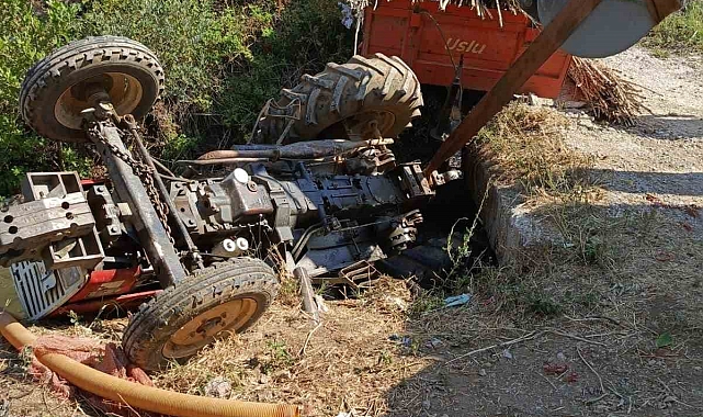 Traktör, kontrolden çıkarak sulama kanalına devrildi