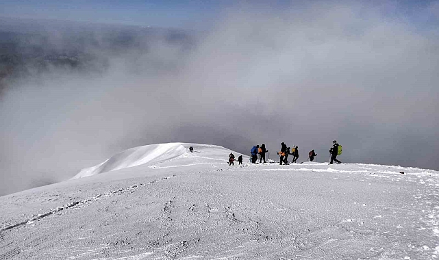 Kar ve fırtınaya rağmen Türkiye&#039;nin çatısına ulaştılar