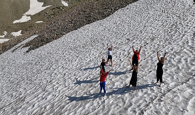 Türkiye sıcaklardan kavrulurken, 3 bin metrede kar üstü yoga