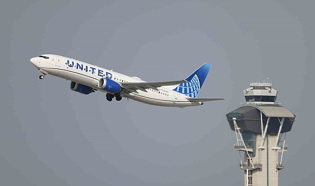 Uçak havalandığı sırada tekerleklerinden biri koptu