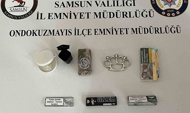 Üst araması yapılan gençlerin üzerinden uyuşturucu çıktı