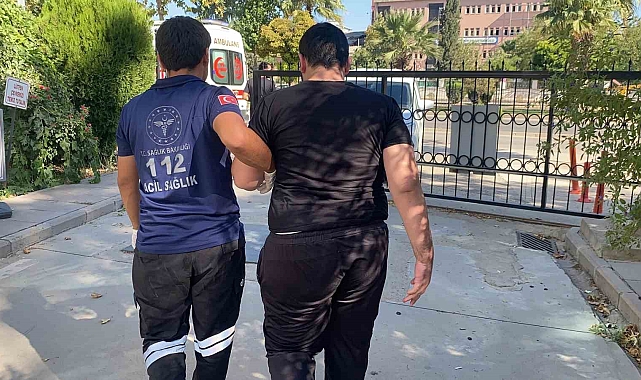 Üstr geçitten atlamak isteyen genci polisler yakaladı