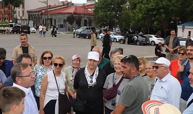 Vali Polat, kentte gelen turistlere rehberlik yaparak Kars&#039;ı anlattı