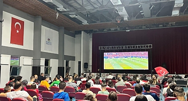 Vali Turan’dan Öğrenci ve Velilerine Jest