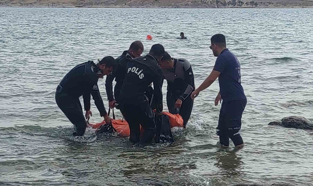 Van Gölü&#039;nde 2 kişinin cansız bedenine ulaşıldı