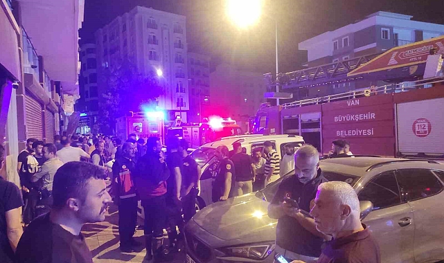 Van&#039;da gece saatlerinde bir apartmanda yangın çıktı