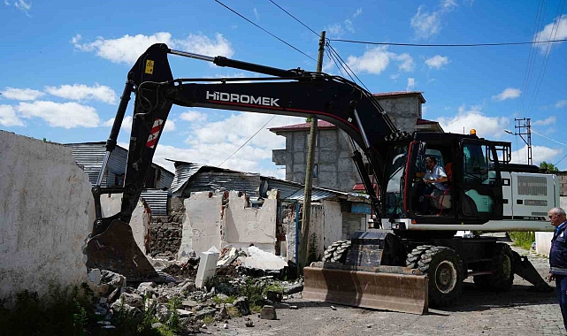 Vatandaşların can güvenliğini tehdit eden metruk binaların yıkımı sürüyor