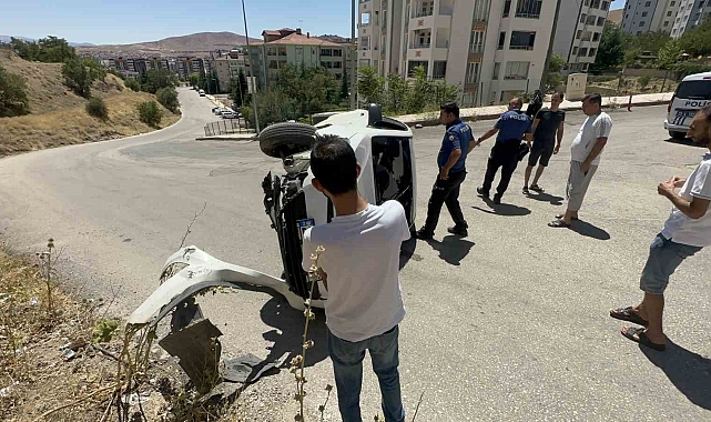 Yan yatan otomobilden, emniyet kemeri sayesinde kurtuldu