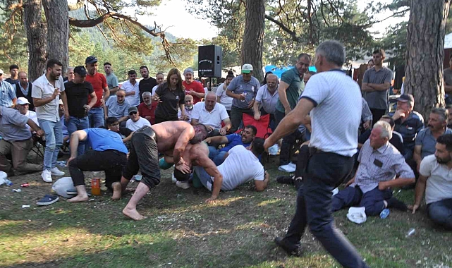 Yanlışlıkla rakibi sandığı vatandaşı yere serdi