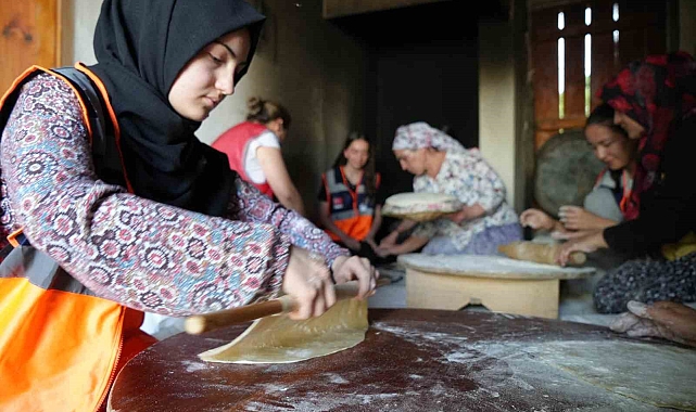 Yapımı meşakkatli olan tandır ekmeği geleneğini sürdürüyor