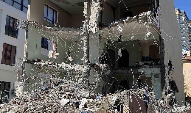 Yıkılması için 7 saat mücadele edilmesine rağmen, hasarlı bina ayakta kaldı