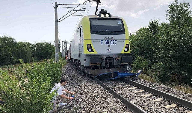 Yolcu treni çapa motorundaki kadına çarptı