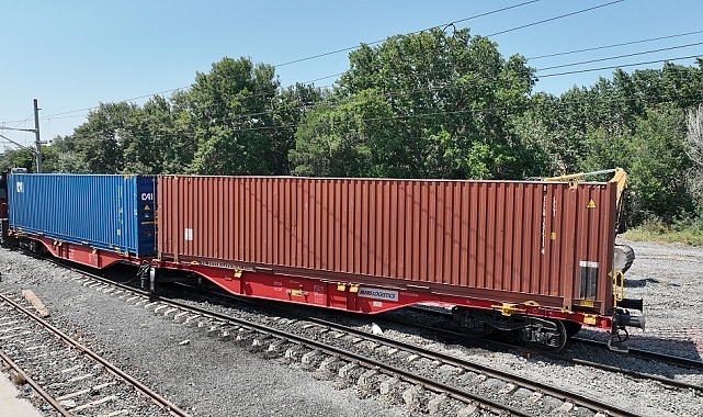 Yük treni manevra yaptığı esnada raydan çıktı