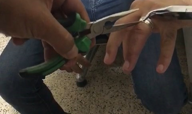 Yüzük parmağına sıkıştı, itfaiye müdürlüğüne başvurdu