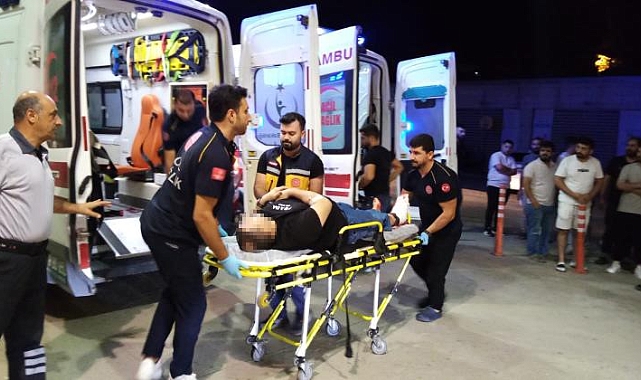 1 şahıs site bahçesinde alkol alan 2 kişiyi bıçakla yaraladı