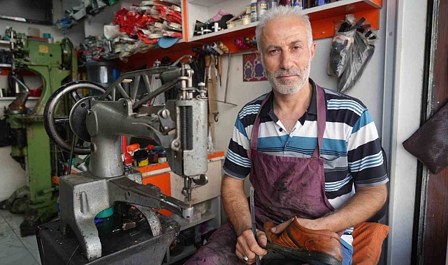 12 yaşında başladığı ayakkabı tamir işini 40 yıldır sürdürüyor